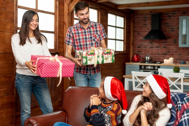 Los padres de tiro medio sorprenden a los niños con regalos