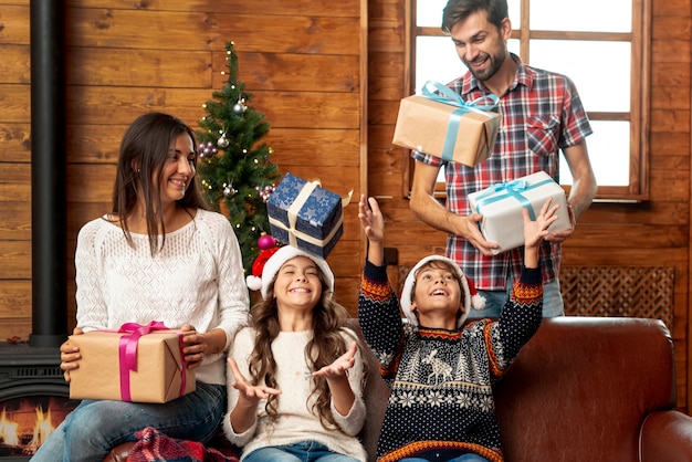 Los padres de tiro medio sorprenden a los niños con regalos