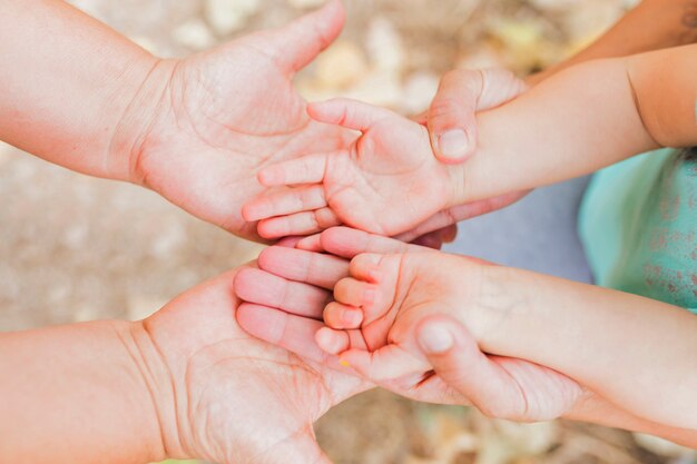 Padres tomados de la mano del niño