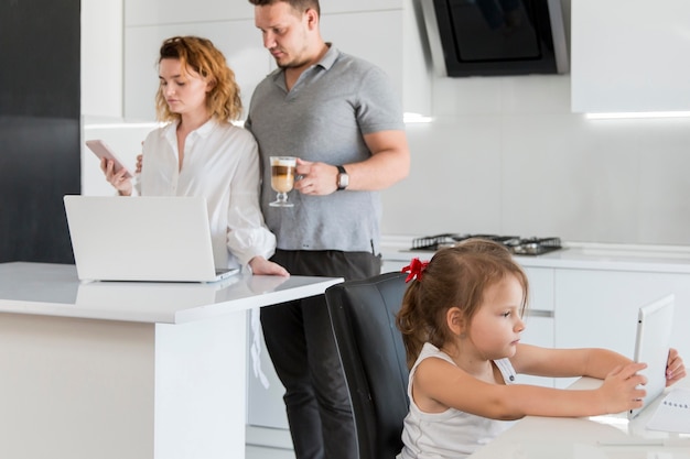 Padres trabajando desde casa