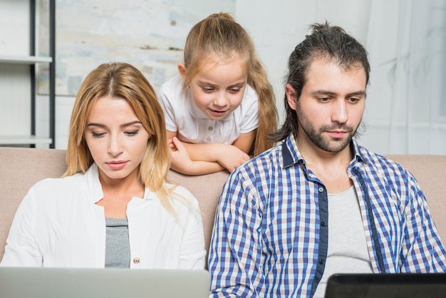 Padres trabajando con portátiles