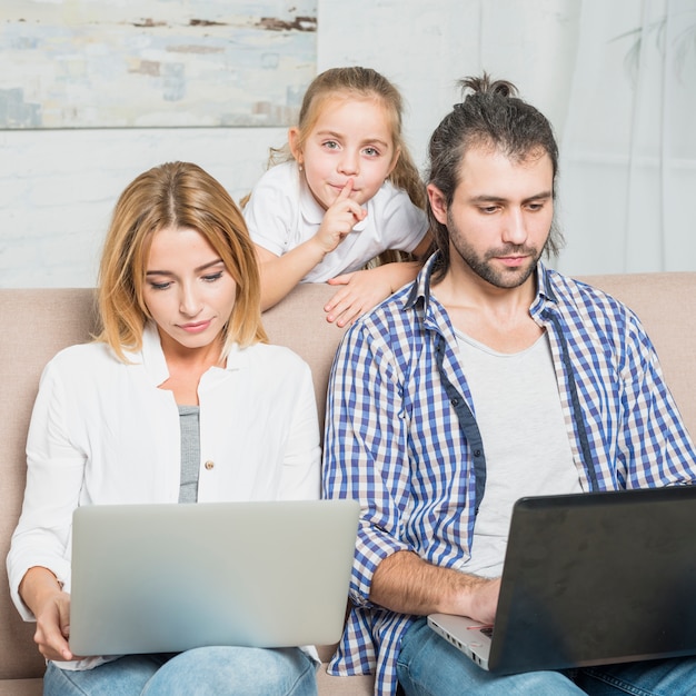 Foto gratuita padres trabajando con portátiles