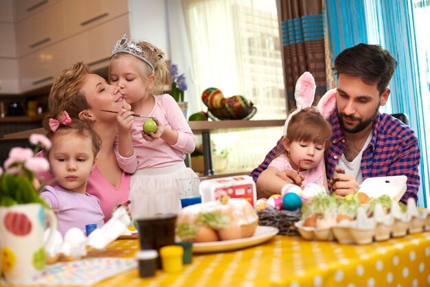 Padres y tres niñas antes de la Pascua.