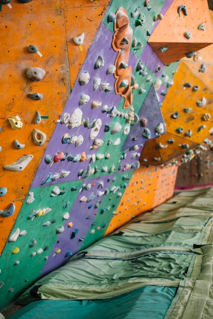 Pads cerca de la pared de escalada