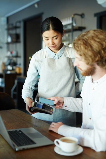 Pagando con la aplicación de teléfono inteligente