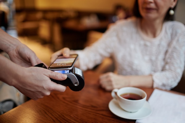 Pagando el té con sin contacto