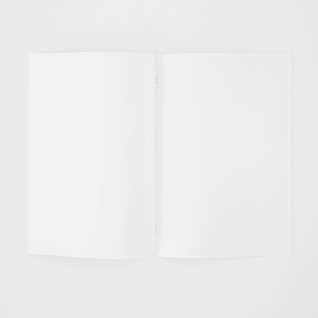 Una página blanca en blanco abierta sobre fondo blanco