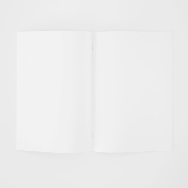 Una página blanca en blanco abierta sobre fondo blanco