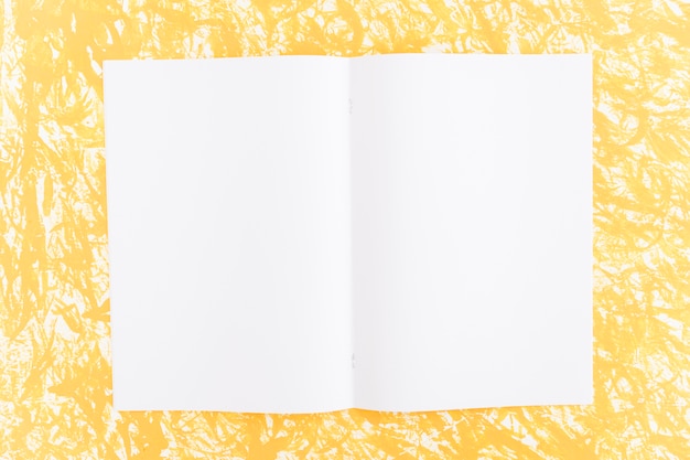 Página en blanco blanco sobre fondo amarillo con textura