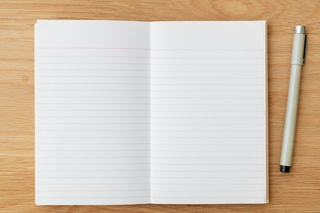 Página de cuaderno blanco liso en blanco con un bolígrafo