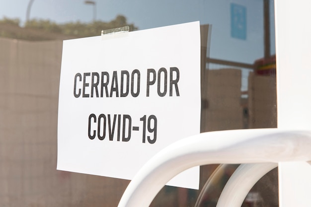 Página en papel con mensaje cancelado debido a covid 19