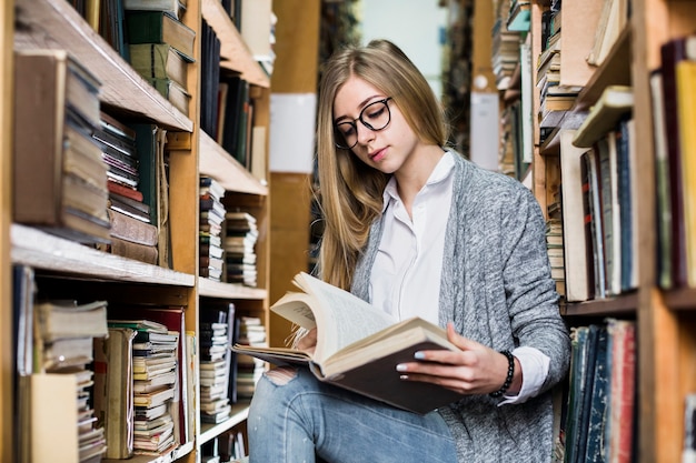 Páginas de libros que cambian de estudiante