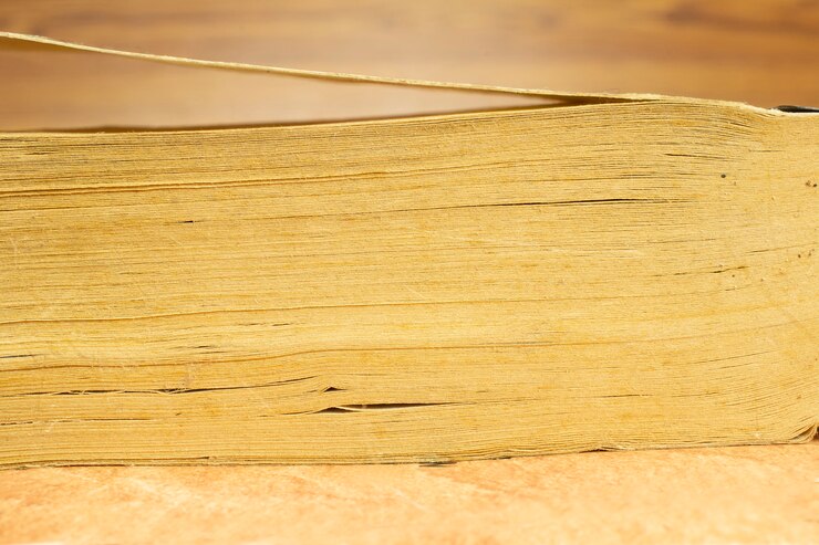 Páginas de viejos, vintage, pila de libros, vista frontal de primer plano con fondo borroso