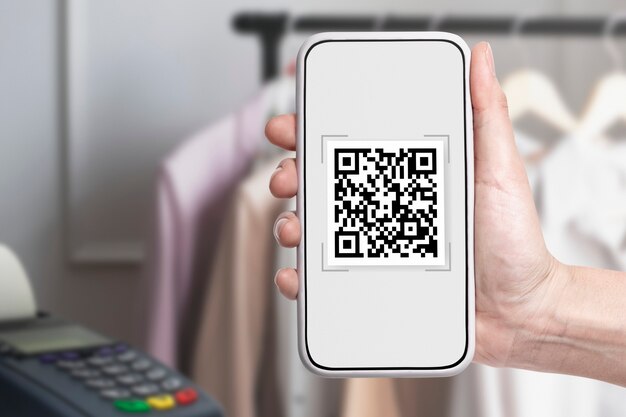 Pago sin contacto, código qr en la pantalla del teléfono inteligente