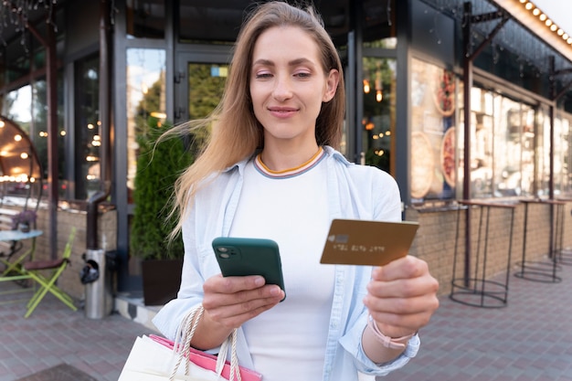 Foto gratuita pago de tecnología fácil e inalámbrico