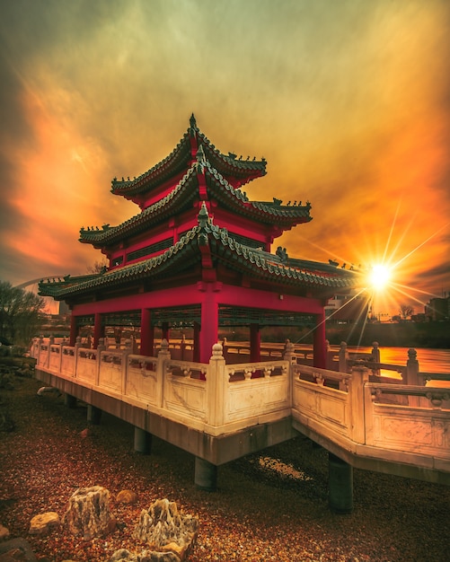 Foto gratuita pagoda al atardecer