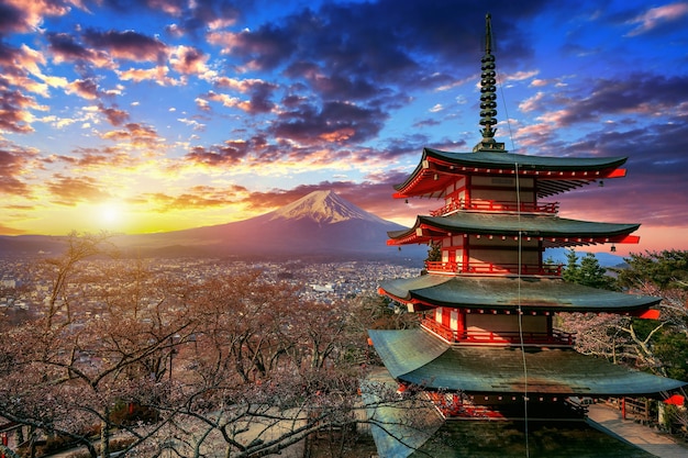 Pagoda Chureito y montaña Fuji al atardecer en Japón.