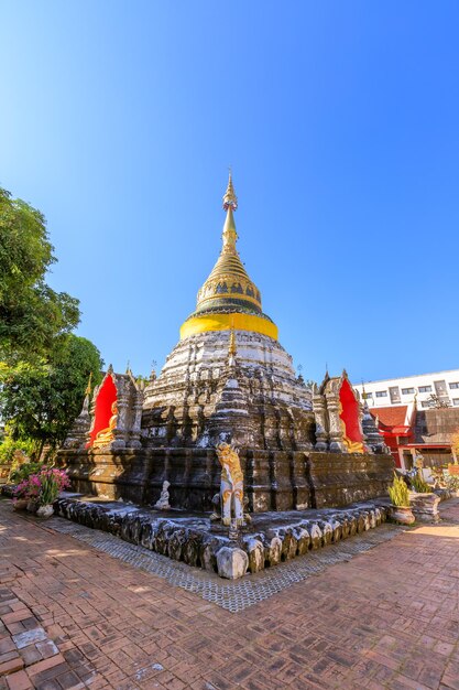 Pagoda decorada con oro en el templo Wat Bubparam Chiang Mai al norte de Tailandia