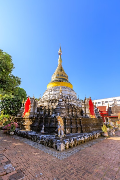 Pagoda decorada con oro en el templo Wat Bubparam Chiang Mai al norte de Tailandia