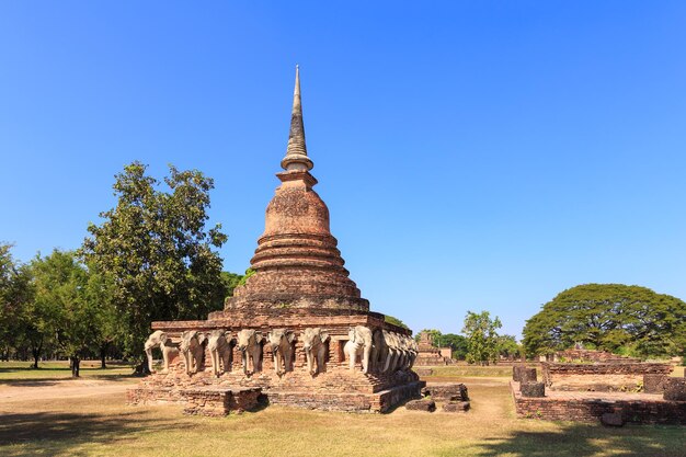 Pagoda con escultura de elefante Wat Sorasak Shukhothai Historical Park Tailandia