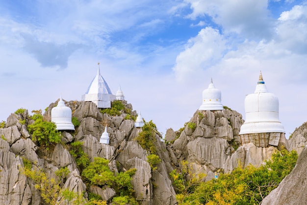 Foto gratuita pagoda flotante en el pico de la montaña en el templo wat chaloem phra kiat phra bat pupha daeng en el distrito de chae hom lampang tailandia