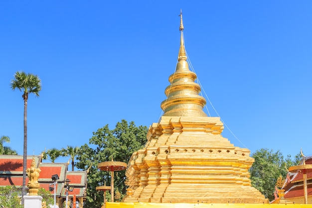 Foto gratuita pagoda de la reliquia de buda de oro en wat phra that si chom thong worawihan en chiang mai, tailandia