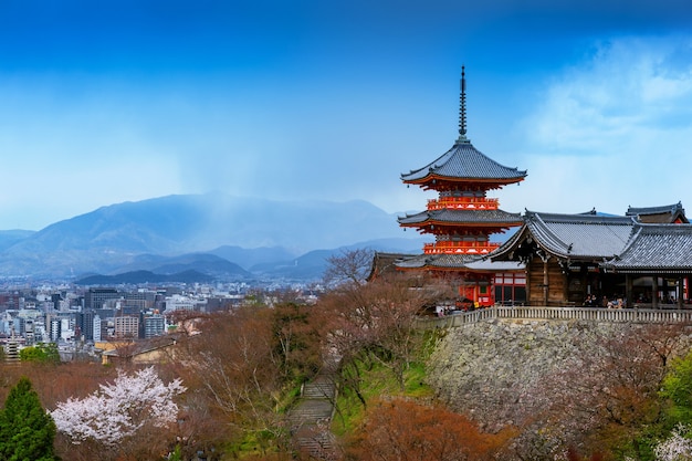 Pagoda roja y paisaje urbano de Kyoto en Japón.