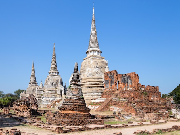 Foto gratuita pagoda en el templo wat phra sri sanphet ayutthaya tailandia