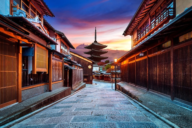 Pagoda Yasaka y Sannen Zaka Street en Kyoto, Japón.