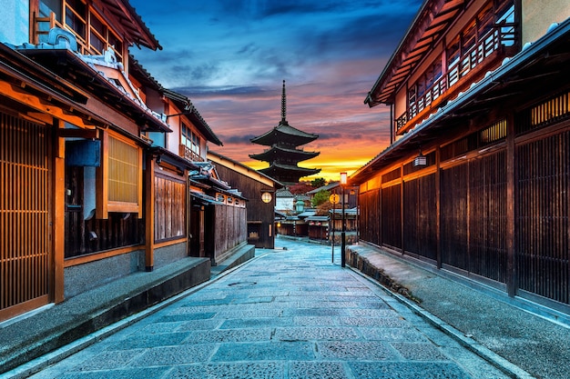 Foto gratuita pagoda yasaka y sannen zaka street en kyoto, japón.