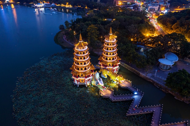 Pagodas del dragón y del tigre en la noche en Kaohsiung, Taiwán.