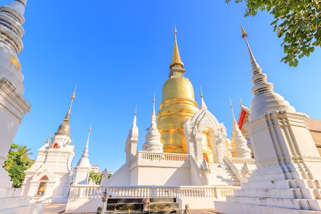 Pagodas en el templo Wat Suan Dok en Chiang Mai al norte de Tailandia