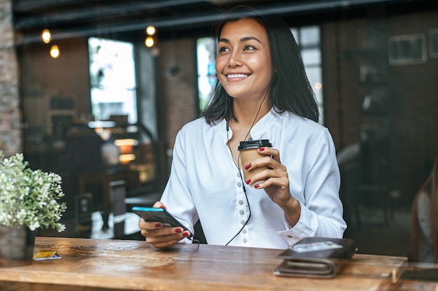 Pague el café con tarjeta de crédito a través de un teléfono inteligente en la cafetería