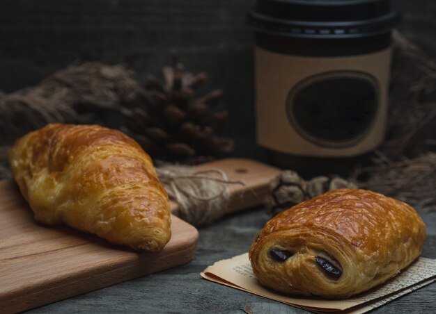 Pain au chocolat y croissant.