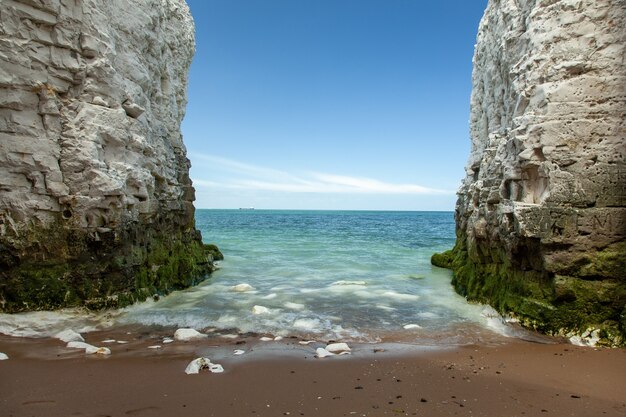 Paisaje de acantilados cerca de la ciudad de Broadstairs en el Reino Unido