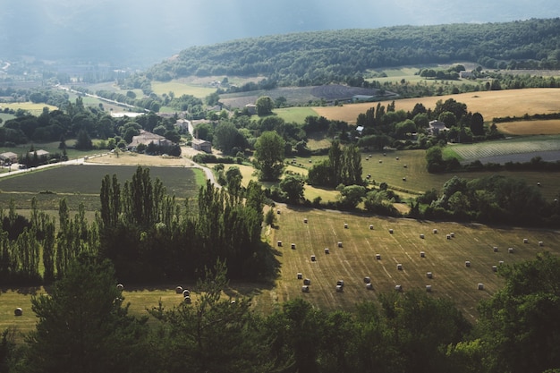 Paisaje aéreo de un hermoso pueblo con árboles y tierras bajas.