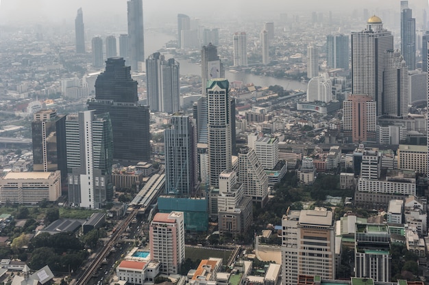 Paisaje aéreo del pintoresco Bangkok durante el día desde la azotea. Horizonte panorámico de la ciudad más grande de Tailandia. El concepto de metrópoli.