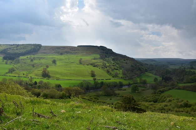 Paisaje agrícola en el norte de Inglaterra bajo un cielo nublado