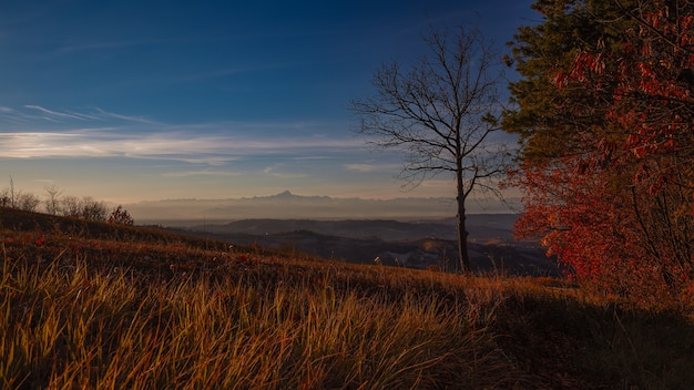 Paisaje del amanecer en langhe piamonte italia