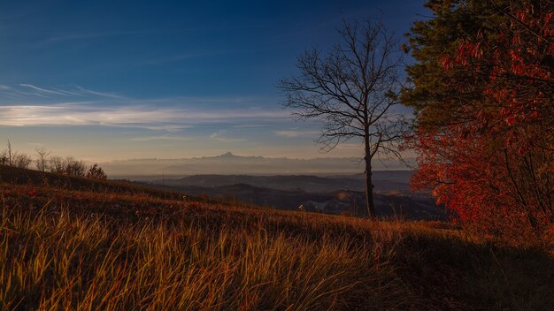 Paisaje del amanecer en langhe piamonte italia