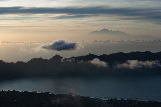 Paisaje. Amanecer con vistas al volcán. Volcán BATUR. Bali, Indonesia