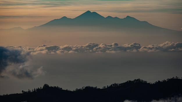 Paisaje. Amanecer con vistas al volcán. Volcán BATUR. Bali, Indonesia