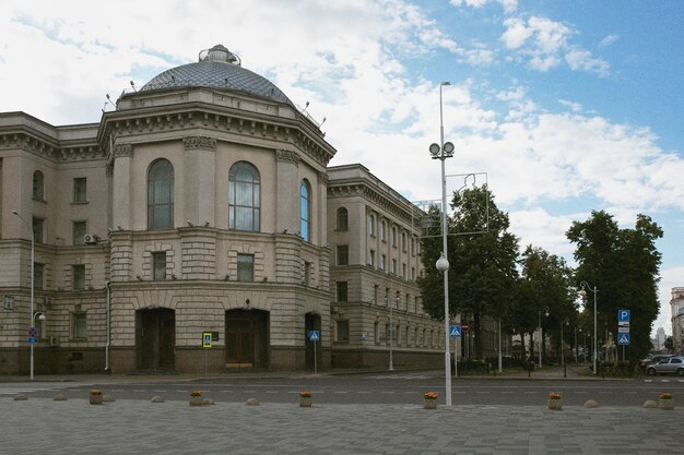 Paisaje analógico de ciudad con edificios.