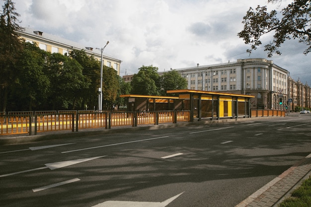 Paisaje analógico de ciudad con edificios.