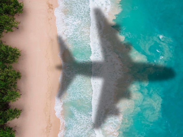 Paisaje con avión volando en el cielo