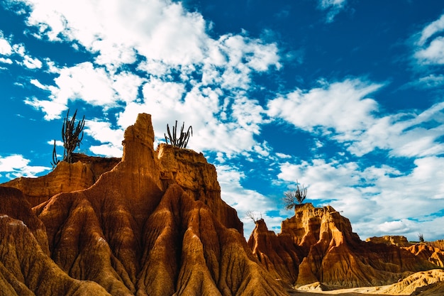 Paisaje de Badlands. Montañas y cielo nublado. Desierto de la Tatacoa en Colombia