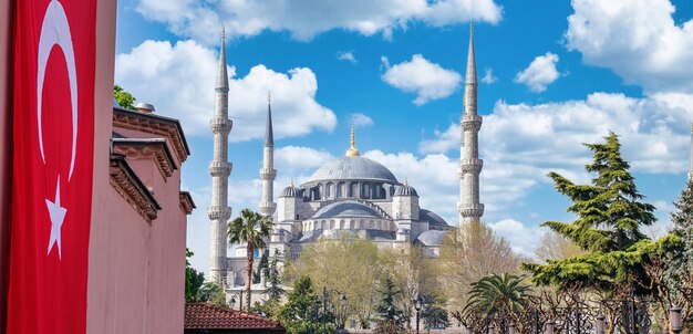 Paisaje de la bandera turca y la Mezquita Azul lejos