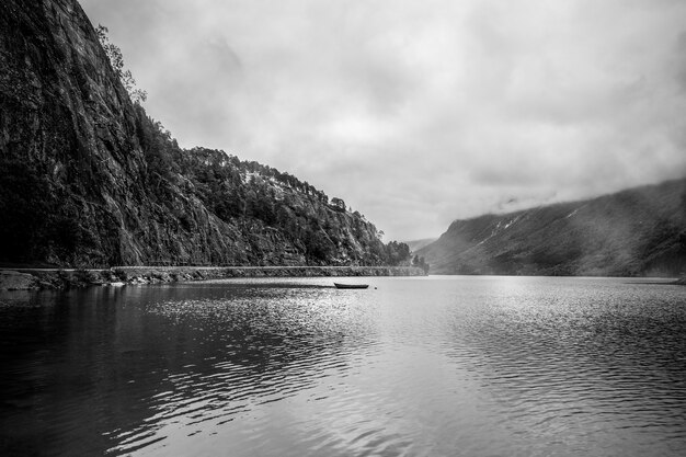 Paisaje blanco y negro con lago