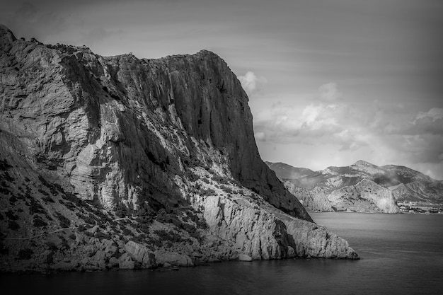 Paisaje blanco y negro con montaña.