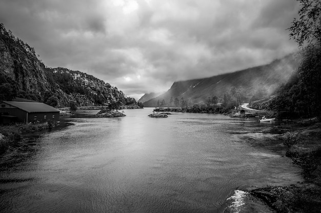 Paisaje blanco y negro con río